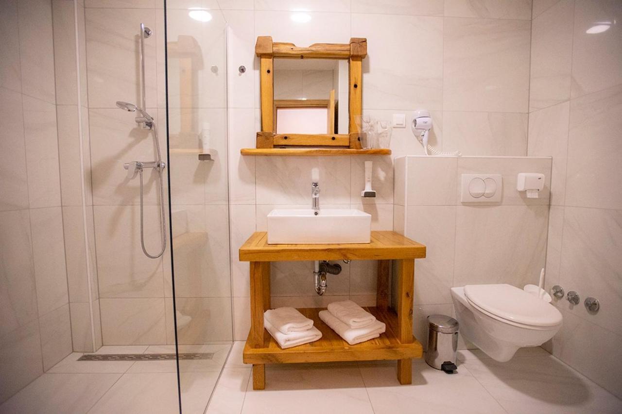 Гостевой дом House Mrzlin Grad Кореница Экстерьер фото